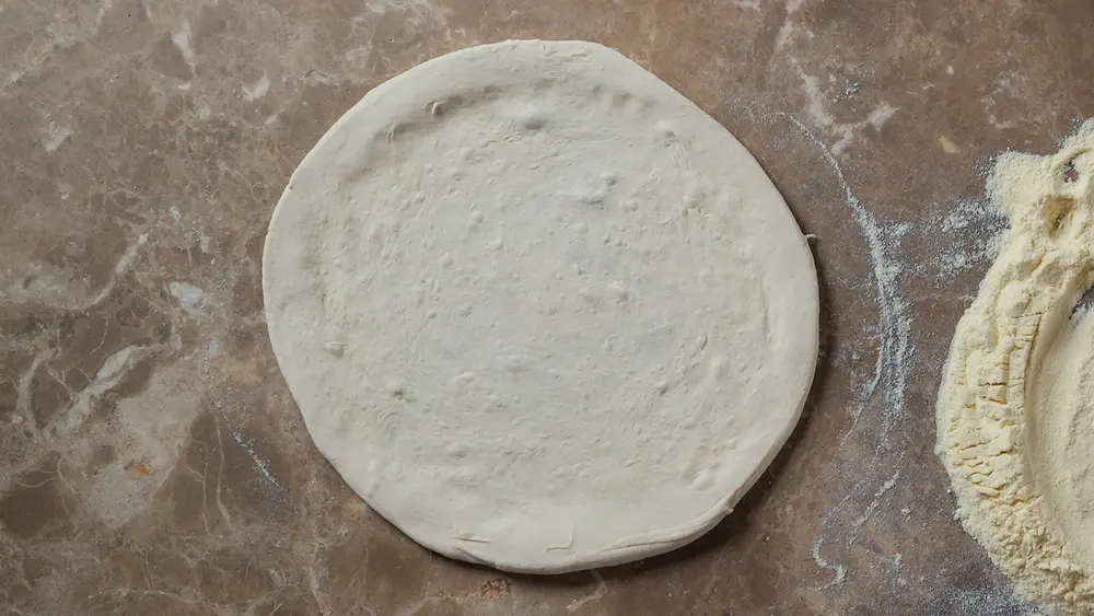 Pizzateig ist fertig ausgezogen.