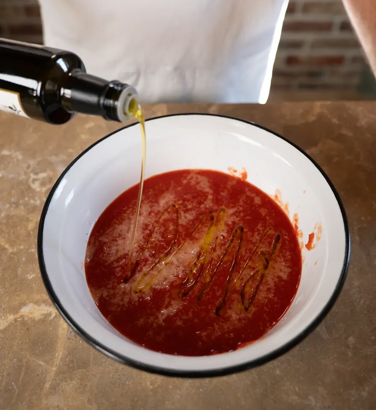 Tomatensoße mit Olivenöl für Pizza