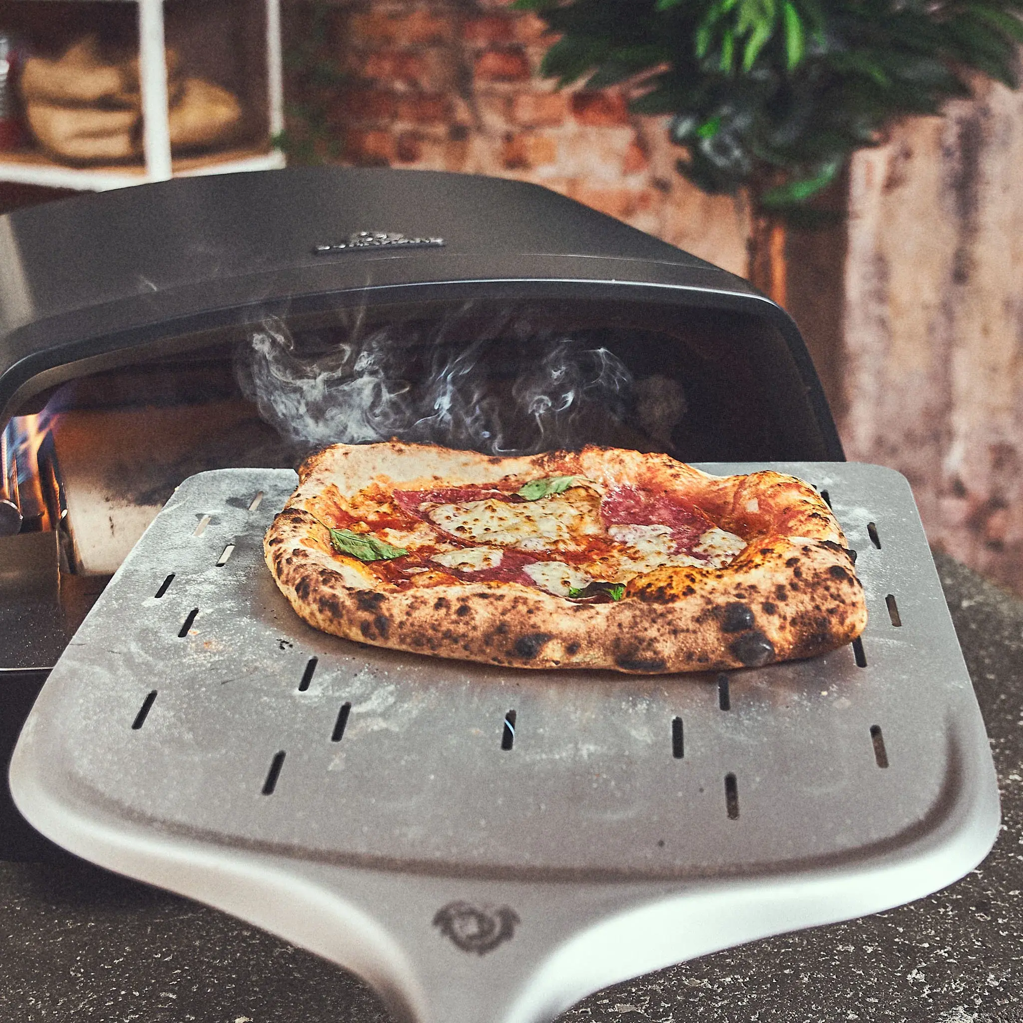 Burnhard Fat TONY mit frischer Pizza