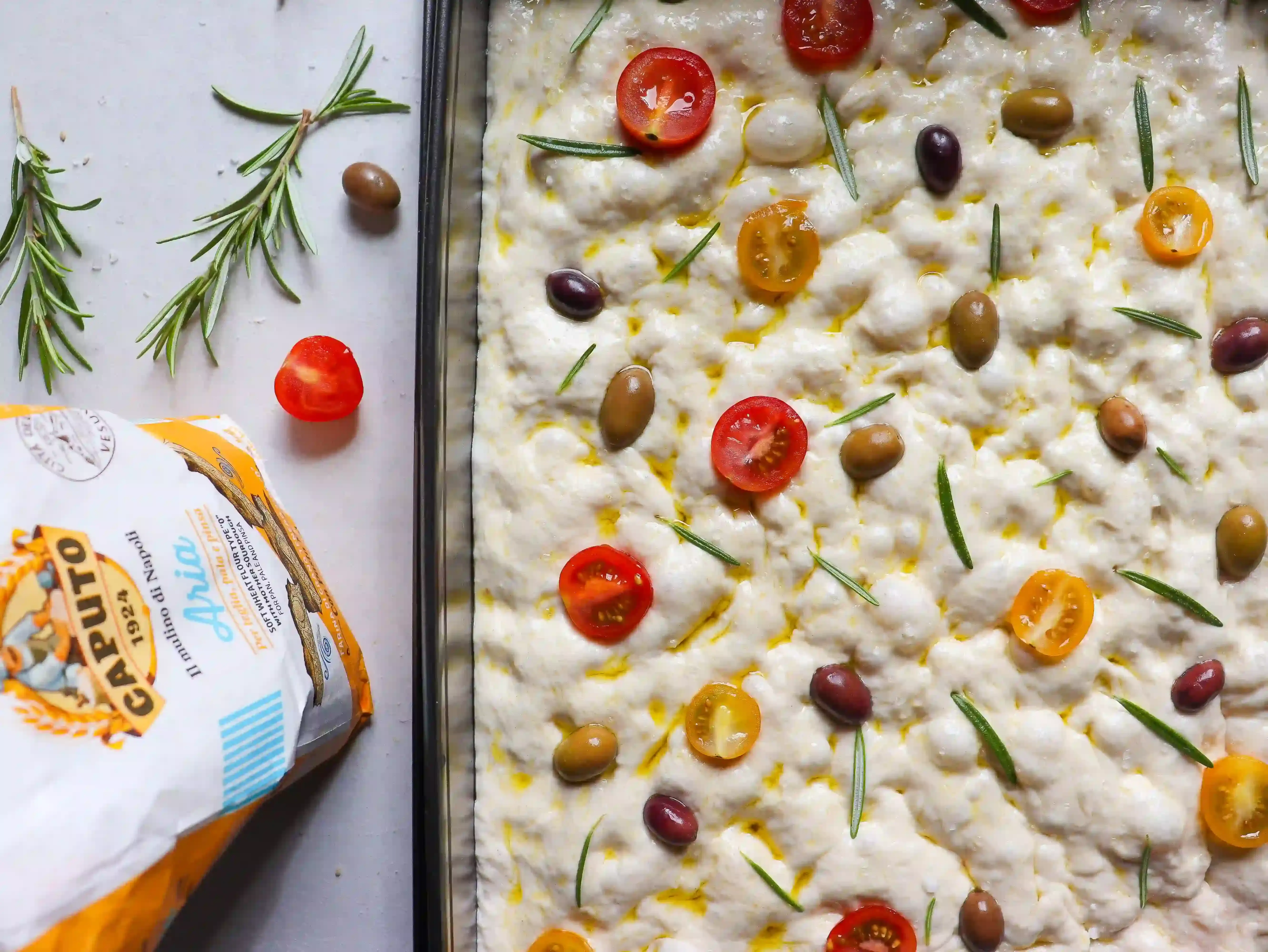 Focaccia Teig mit Tomaten, Oliven und Rosmarin
