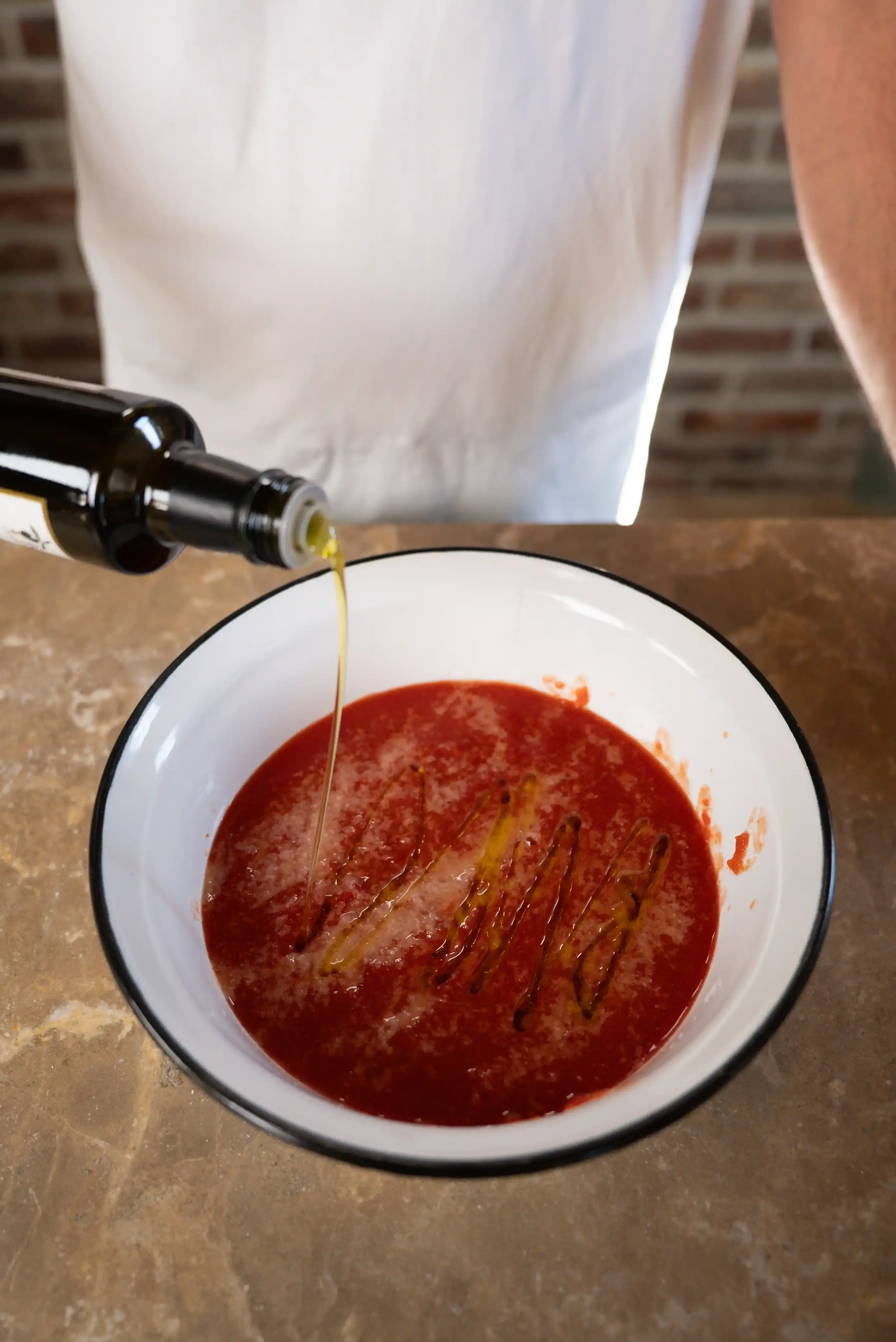 Olivenöl in Tomatensauce