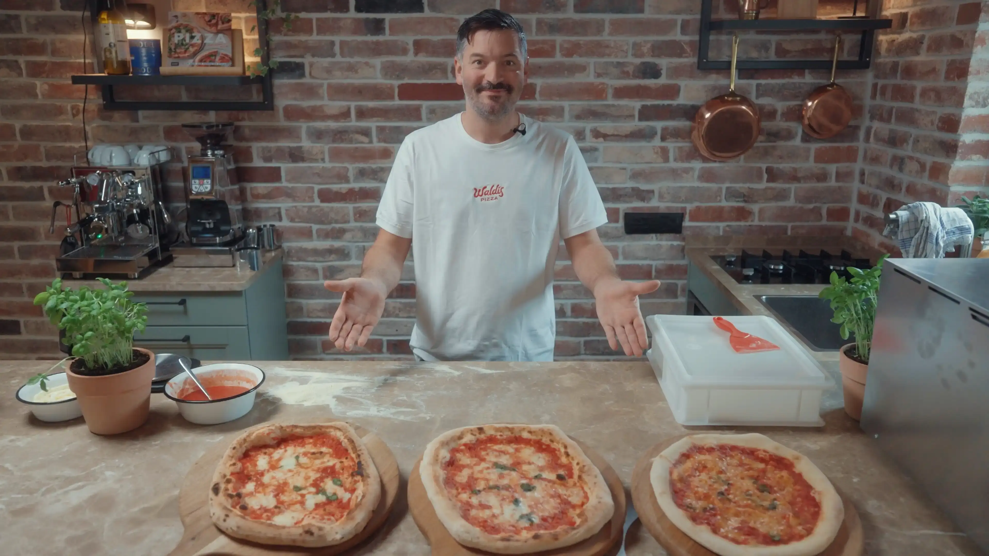 Waldis mit drei Pizzen und Ballenbox