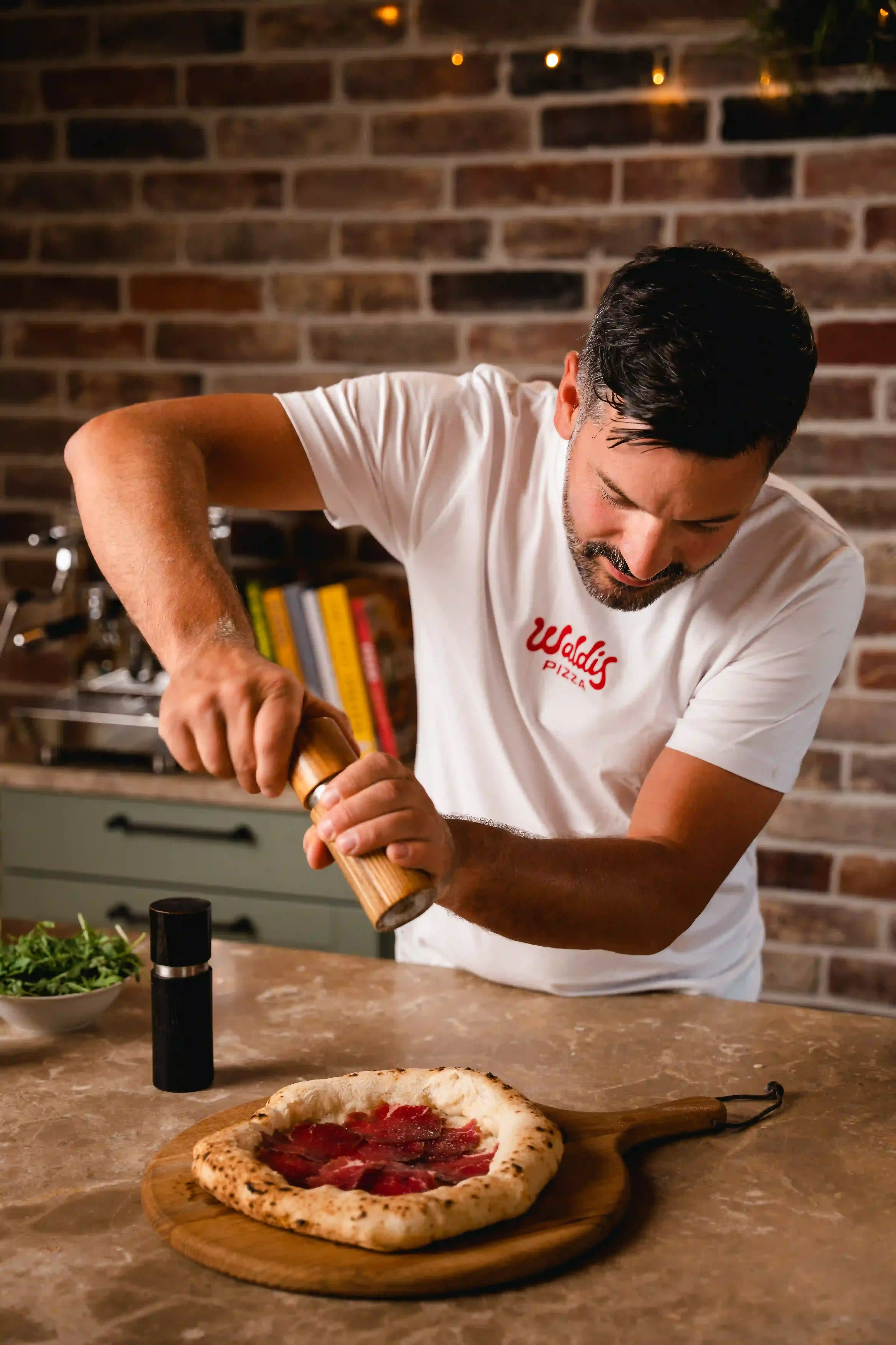 Waldi mit Pizza und Pfeffer