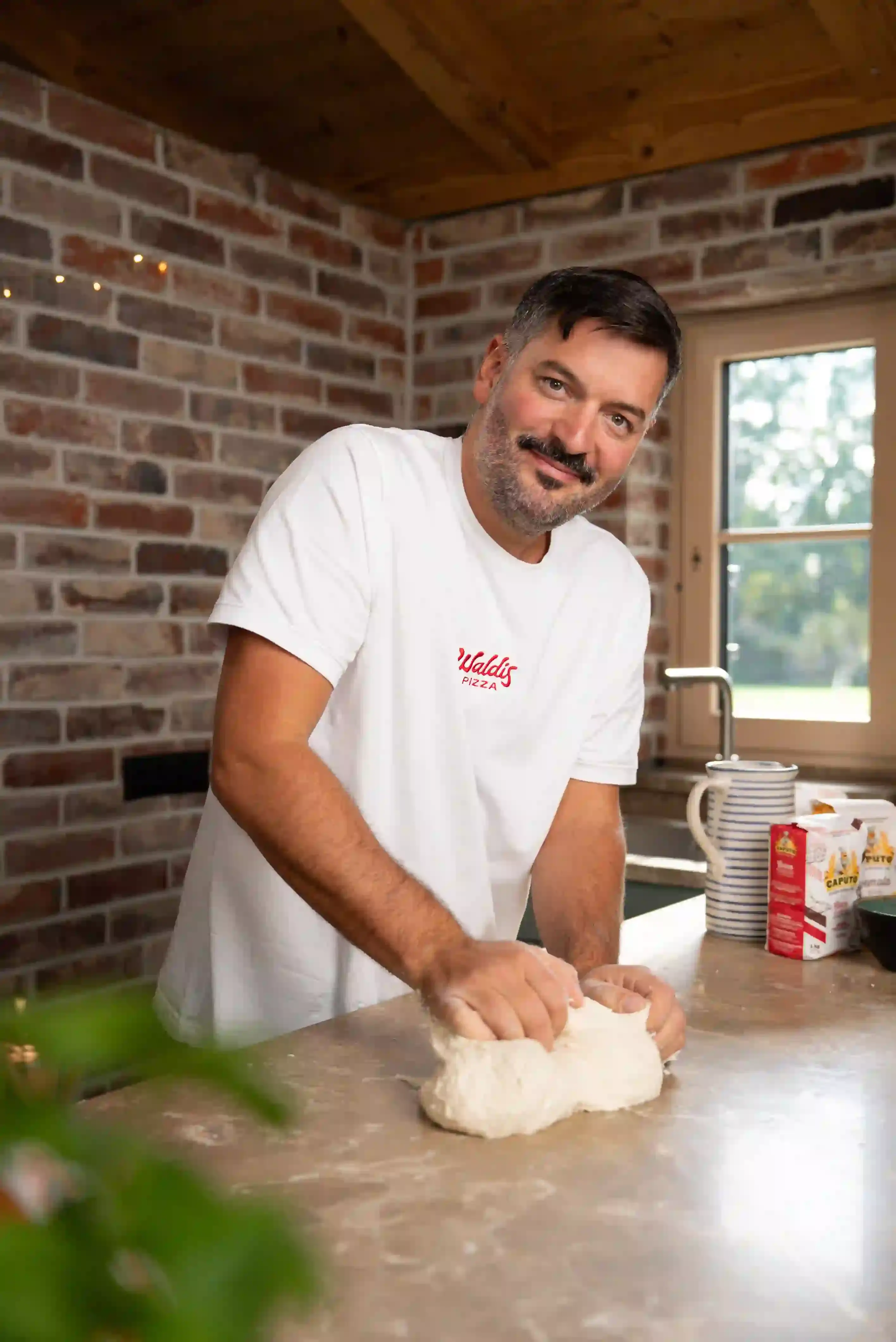 Waldi mit Teig im Portrait