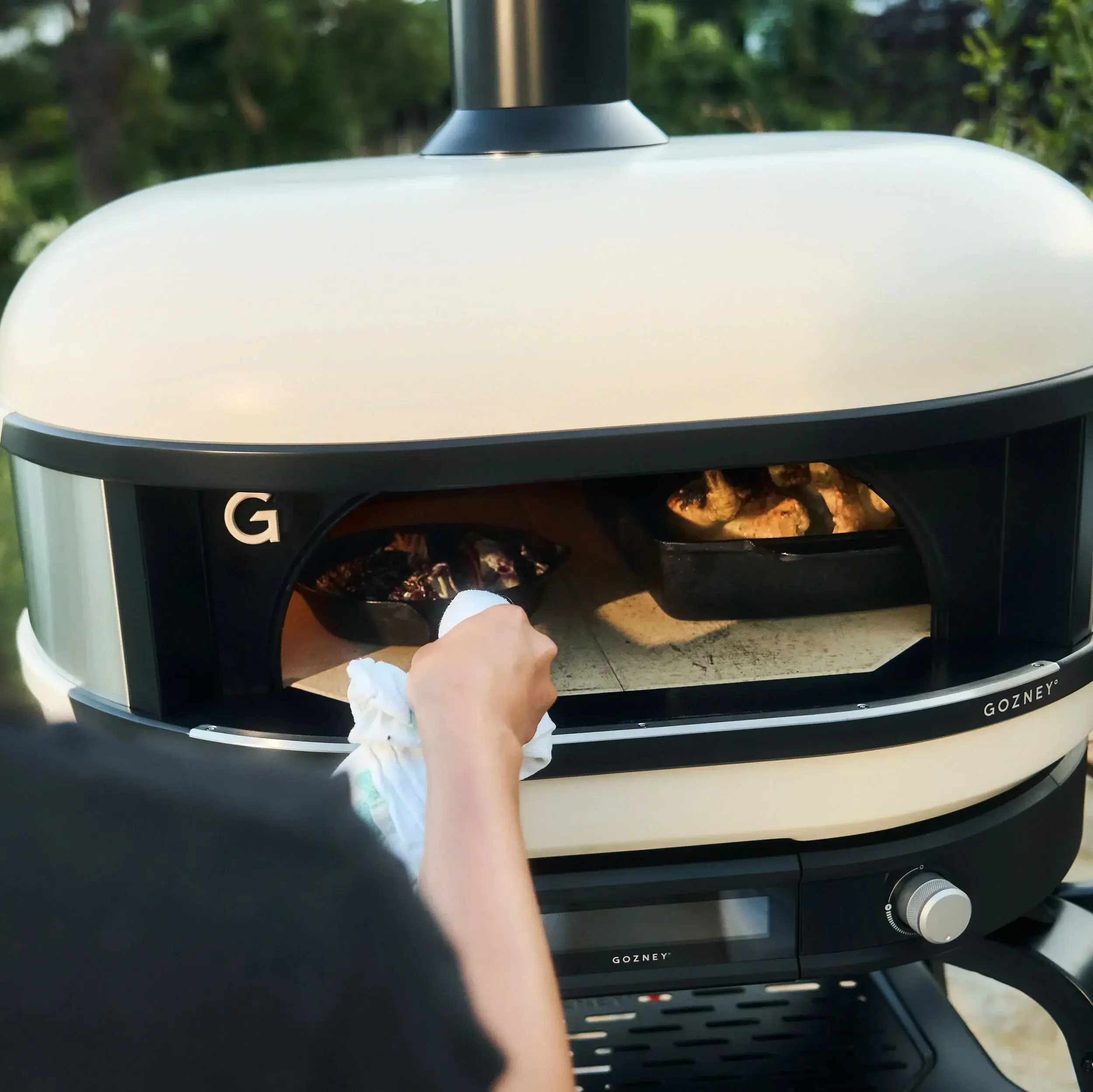 Gozney Dome Gen 2 in Creme mit Pfannen
