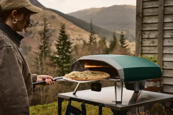 Ooni Koda 2 Pro mit Pizza und Pizzaschieber