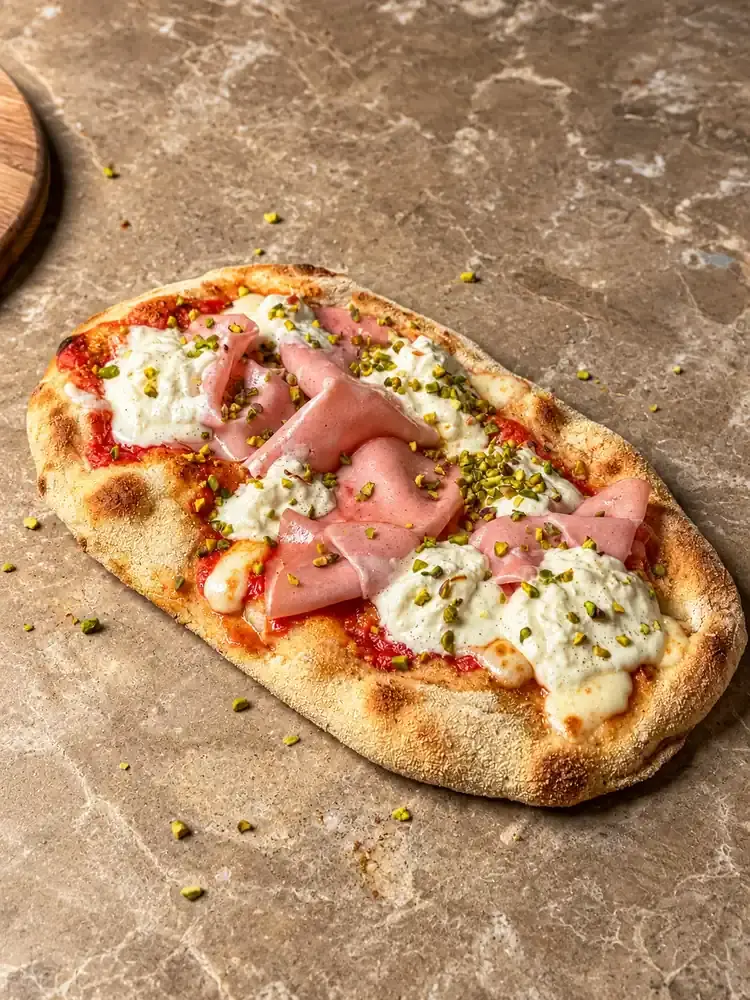 waldis-pinsa-mortadella-burrata-pistazie