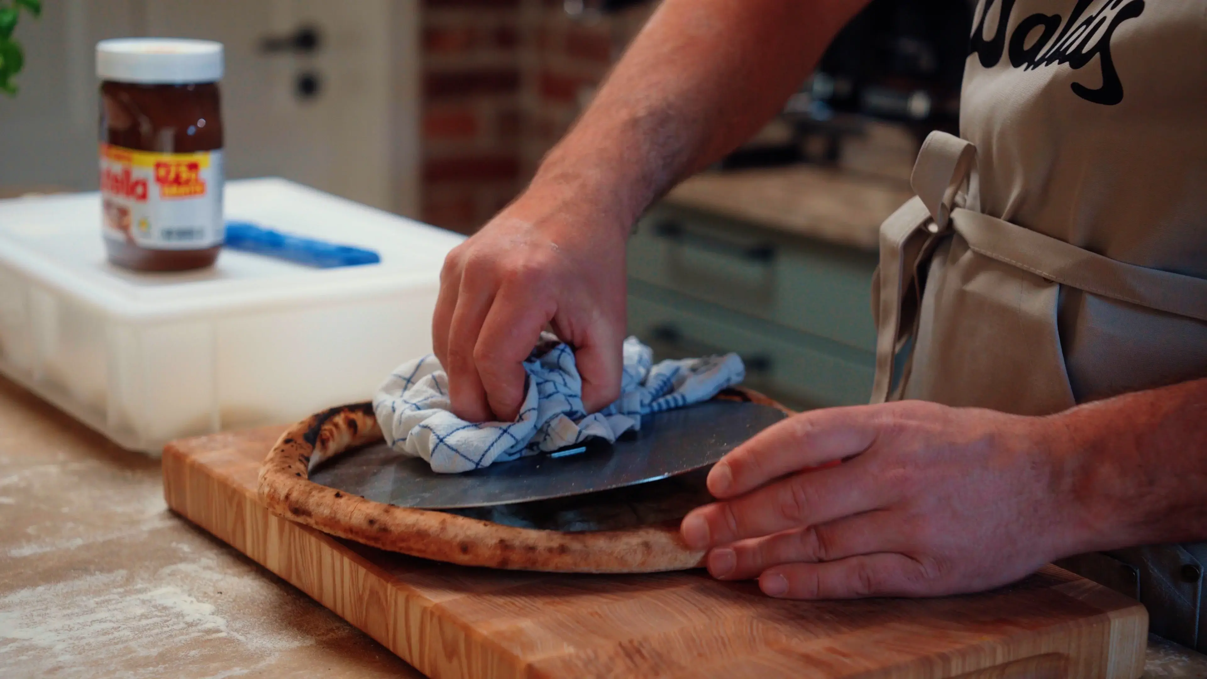 Blind Bake Edelstahlblech wird vom Teig entfernt