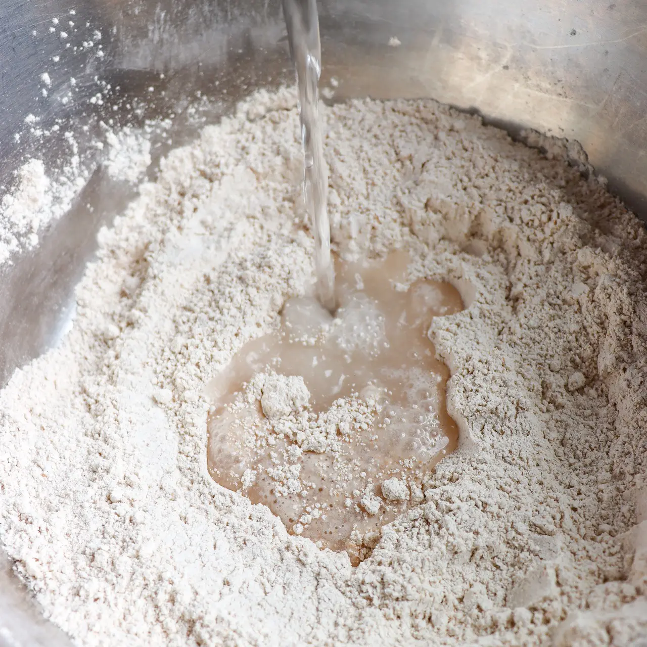 Vollkorn Pizzateig mit hoher Hydration in der Teigschüssel
