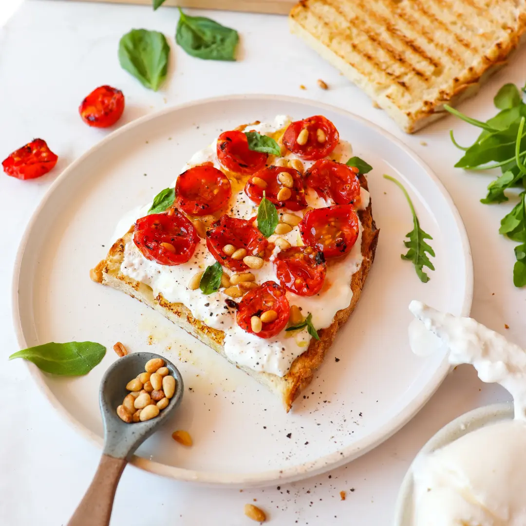 Sauerteigbrot mit Burrata und gerösteten Tomaten