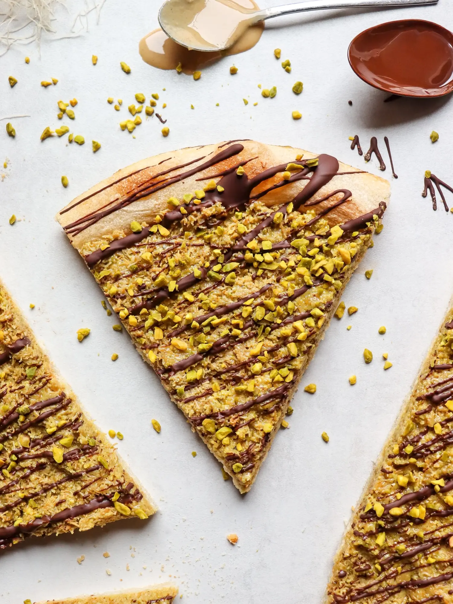 Stück Dubai Schokoladen Pizza mit Pistaziencreme und Kadayif Teigfäden