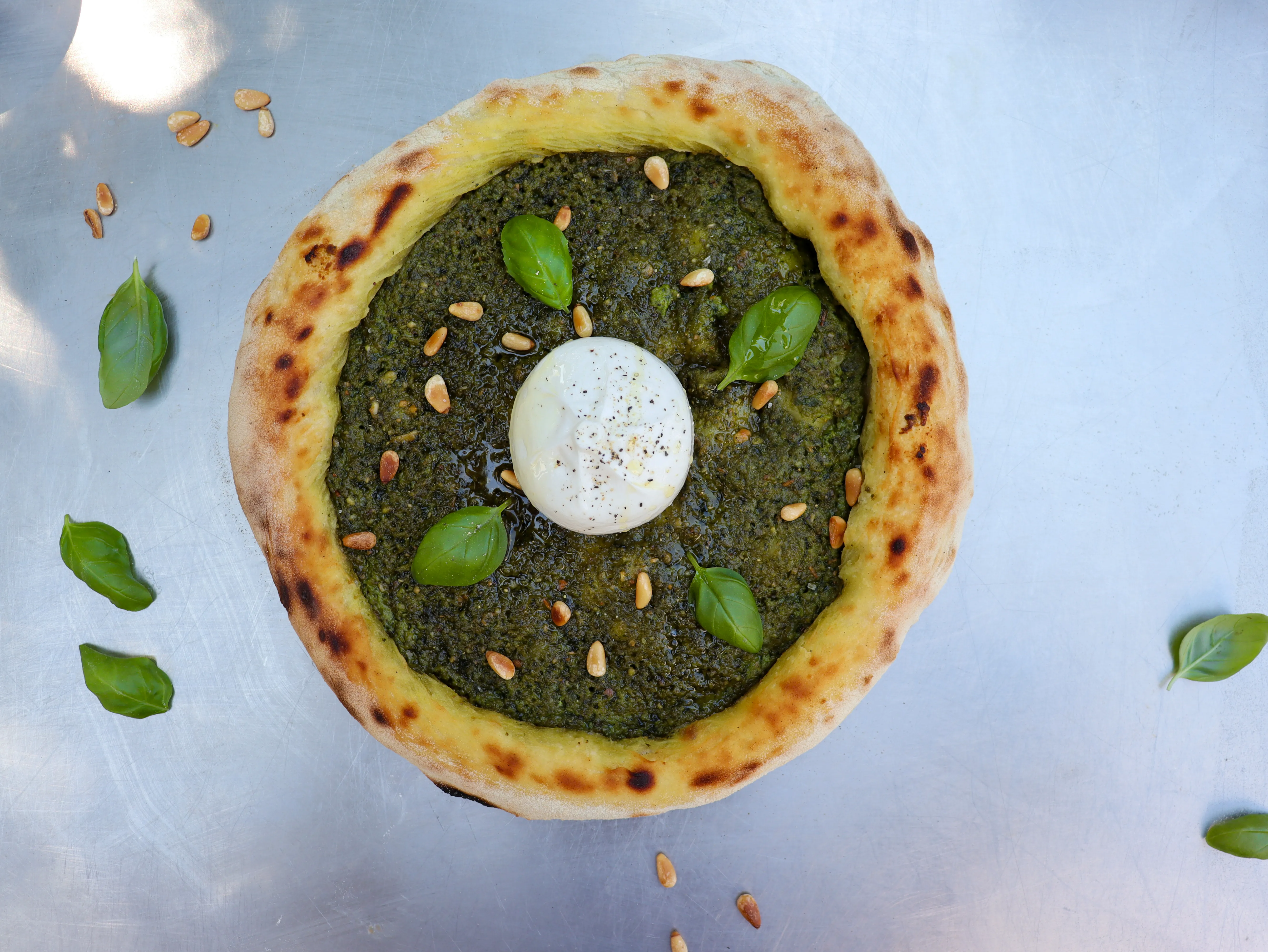 Pizza Pesto mit Burrata und knackigen Pinienkernen