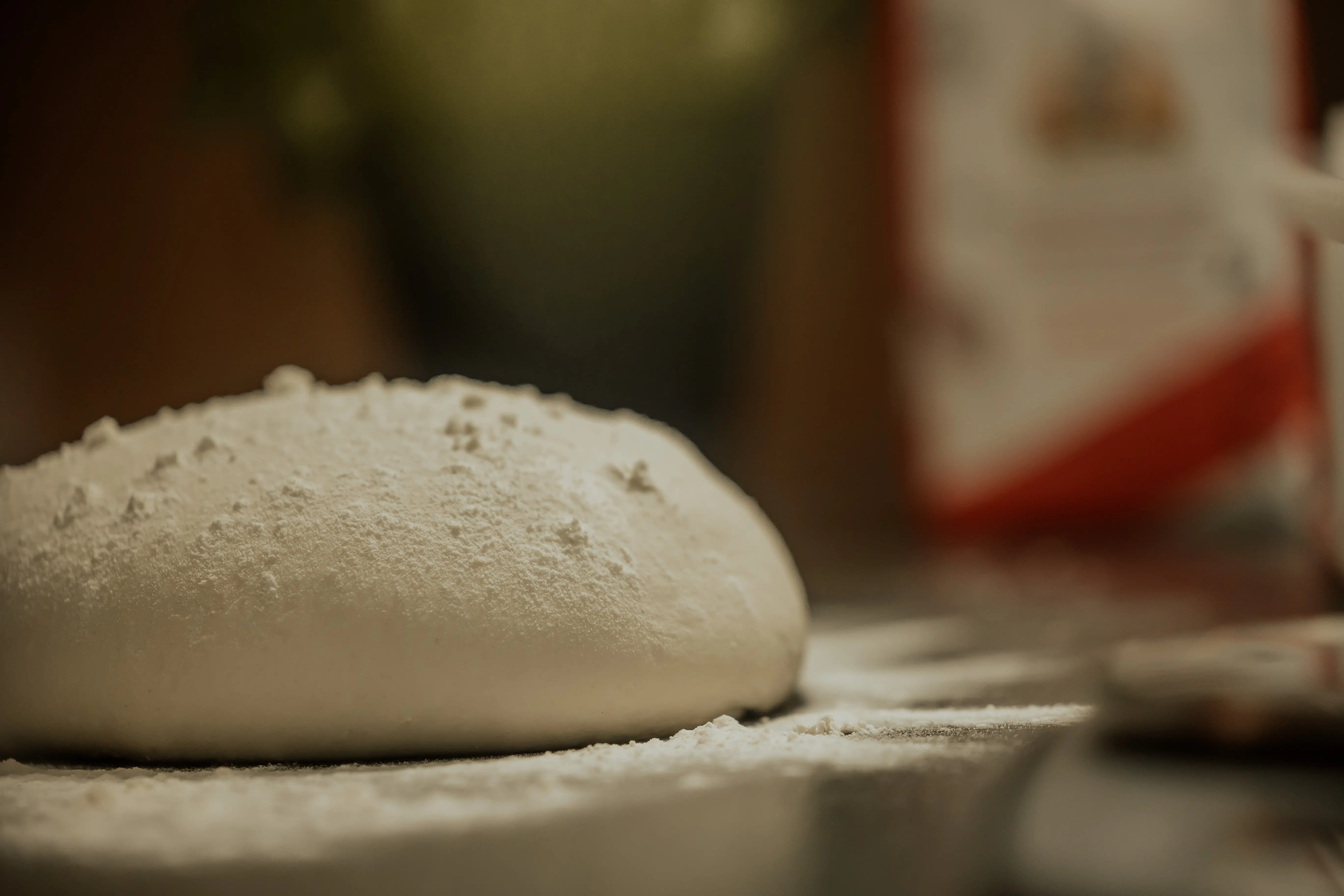 Neapolitanischer Pizzateig nach Originalrezept mit luftigem Rand