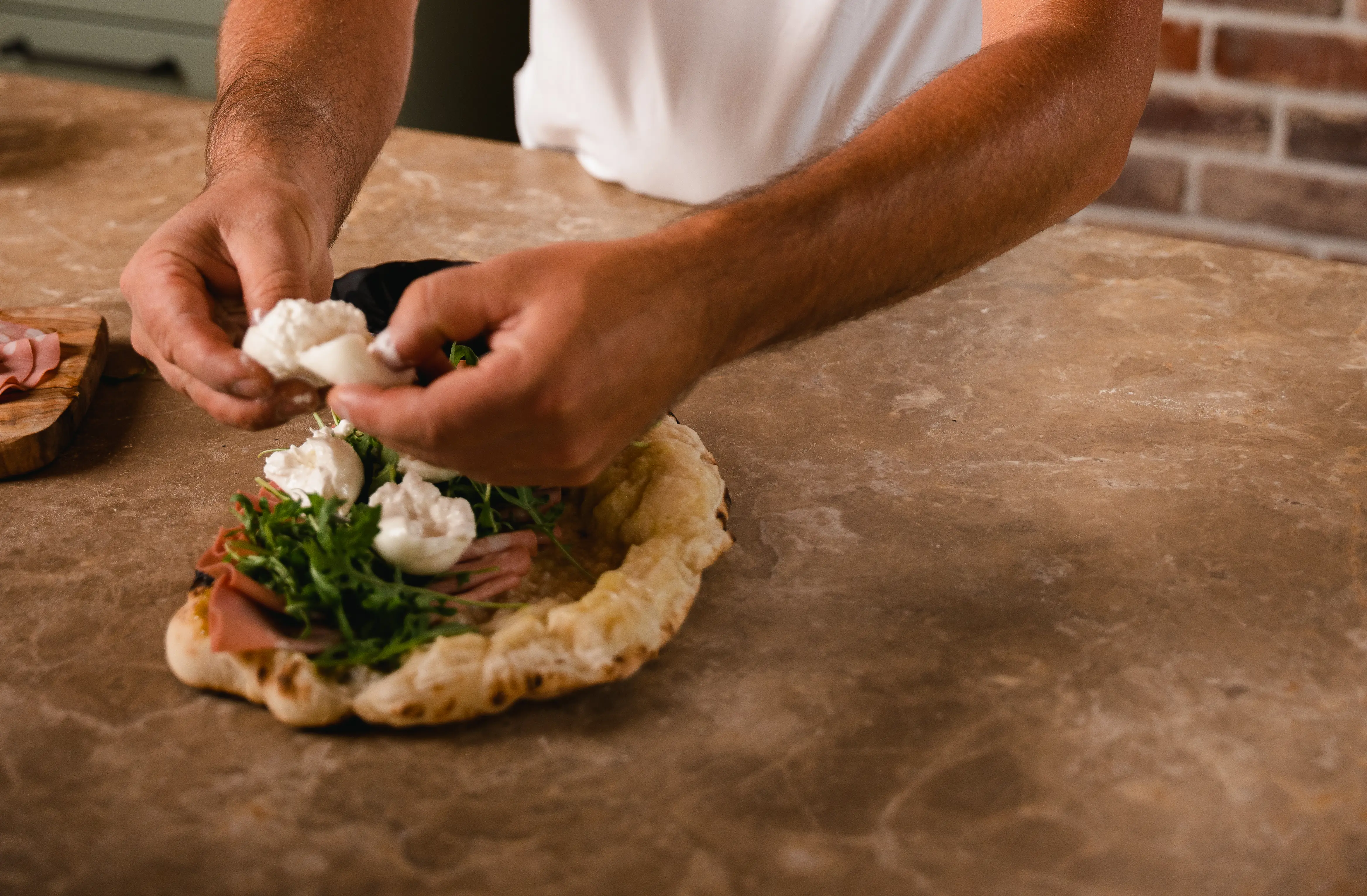Panuozzo mit Burrata, Mortadella und Pistazie