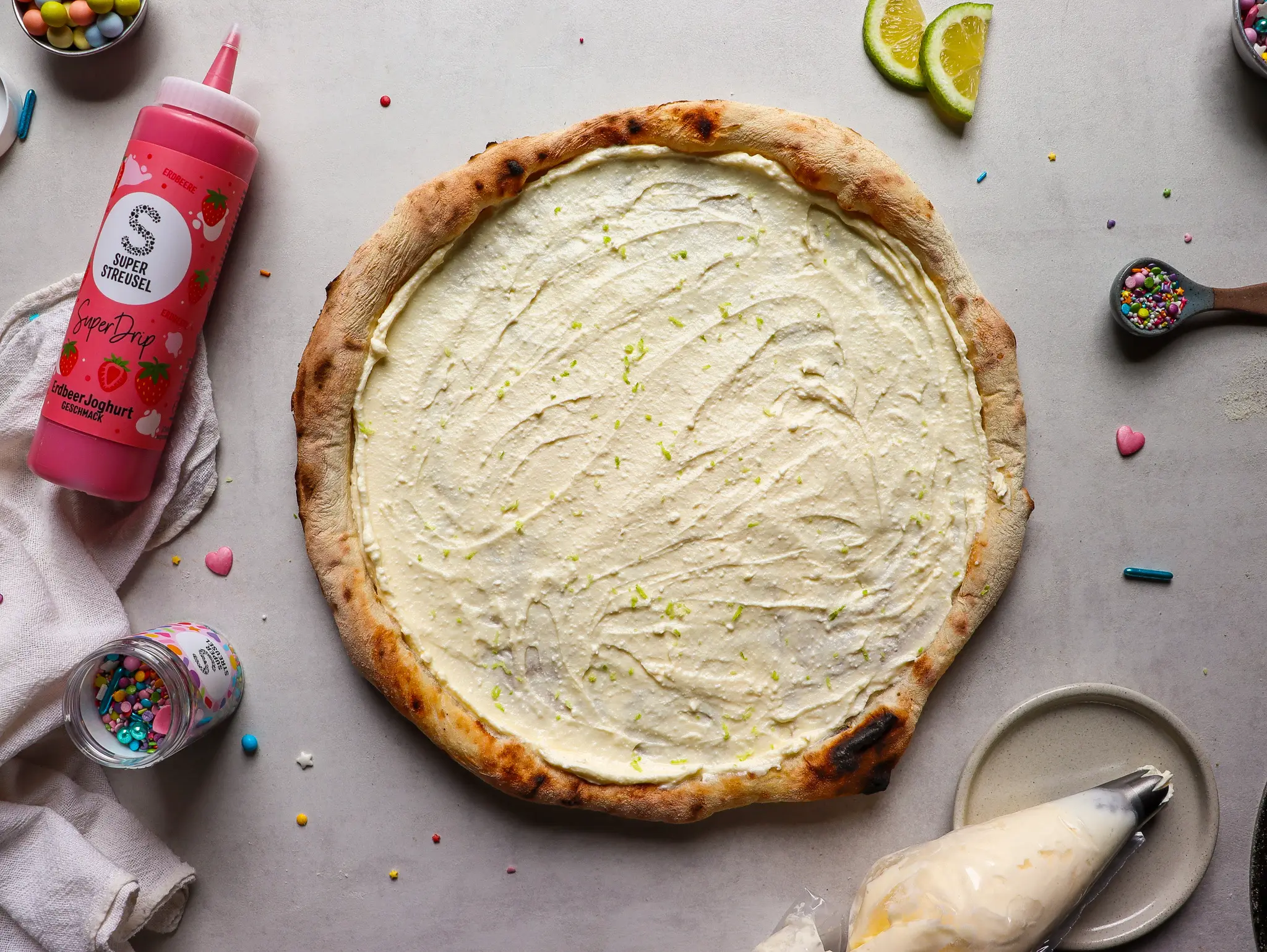 Blind Bake Platte mittig auf dem Pizzateig für flachen Boden und hohen Rand