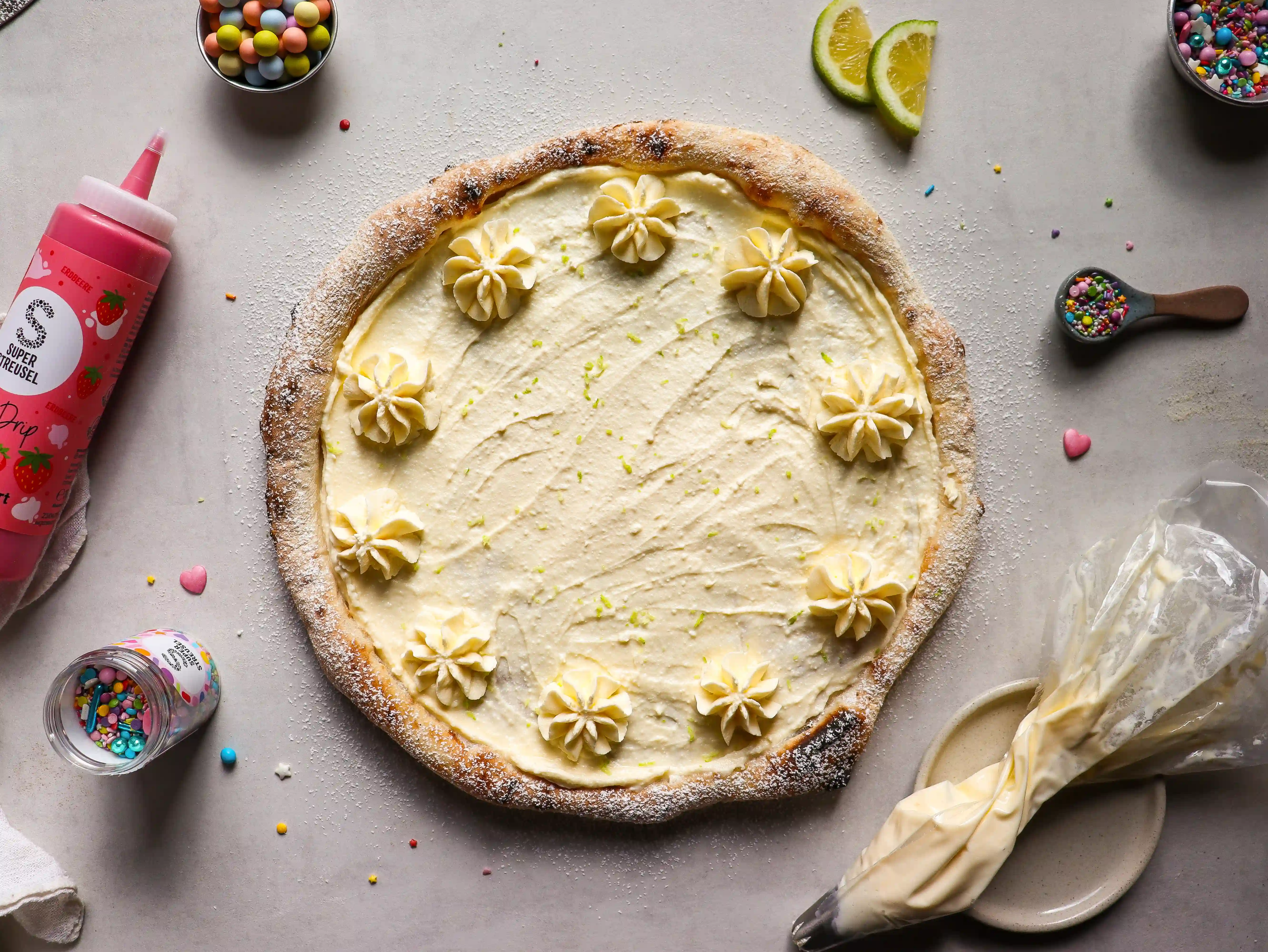 Zutaten für süße Pizza mit Ricotta, Mascarpone und bunten Streuseln