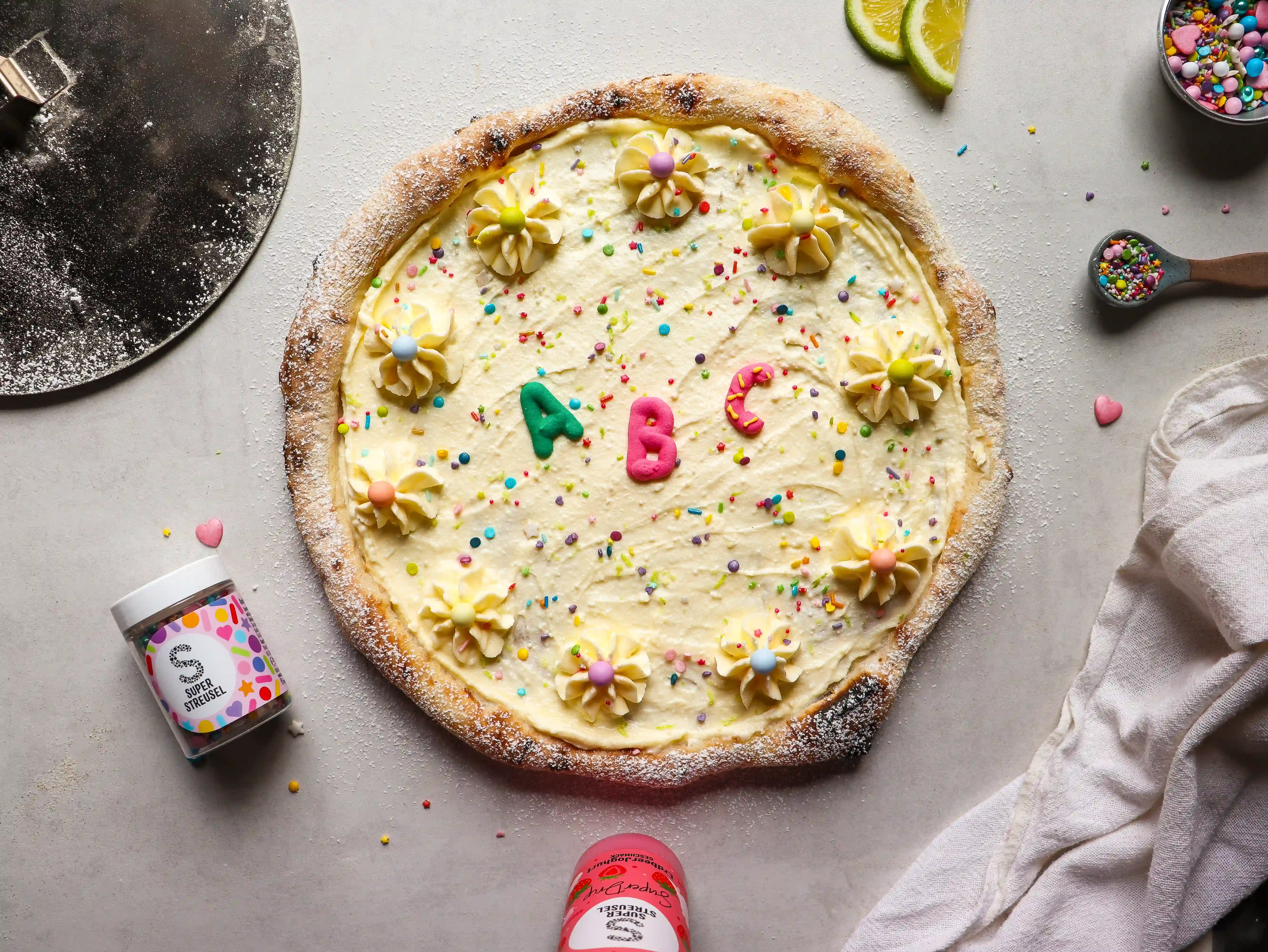 Süße Pizza mit Ricotta Mascarpone Creme bestreichen und mit Streuseln verzieren