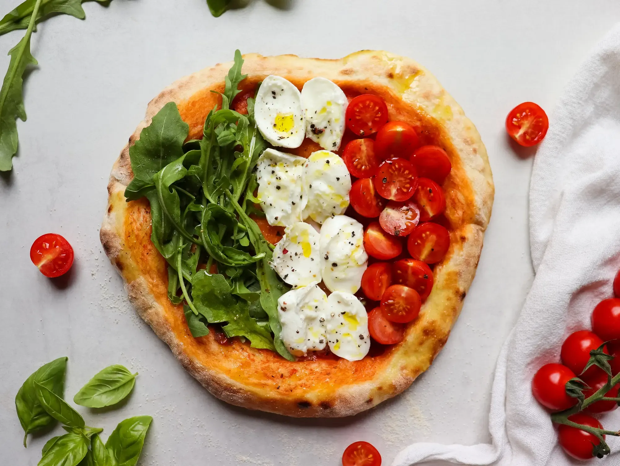 Fertig gebackene Pizza mit Mozzarella di Bufala belegt