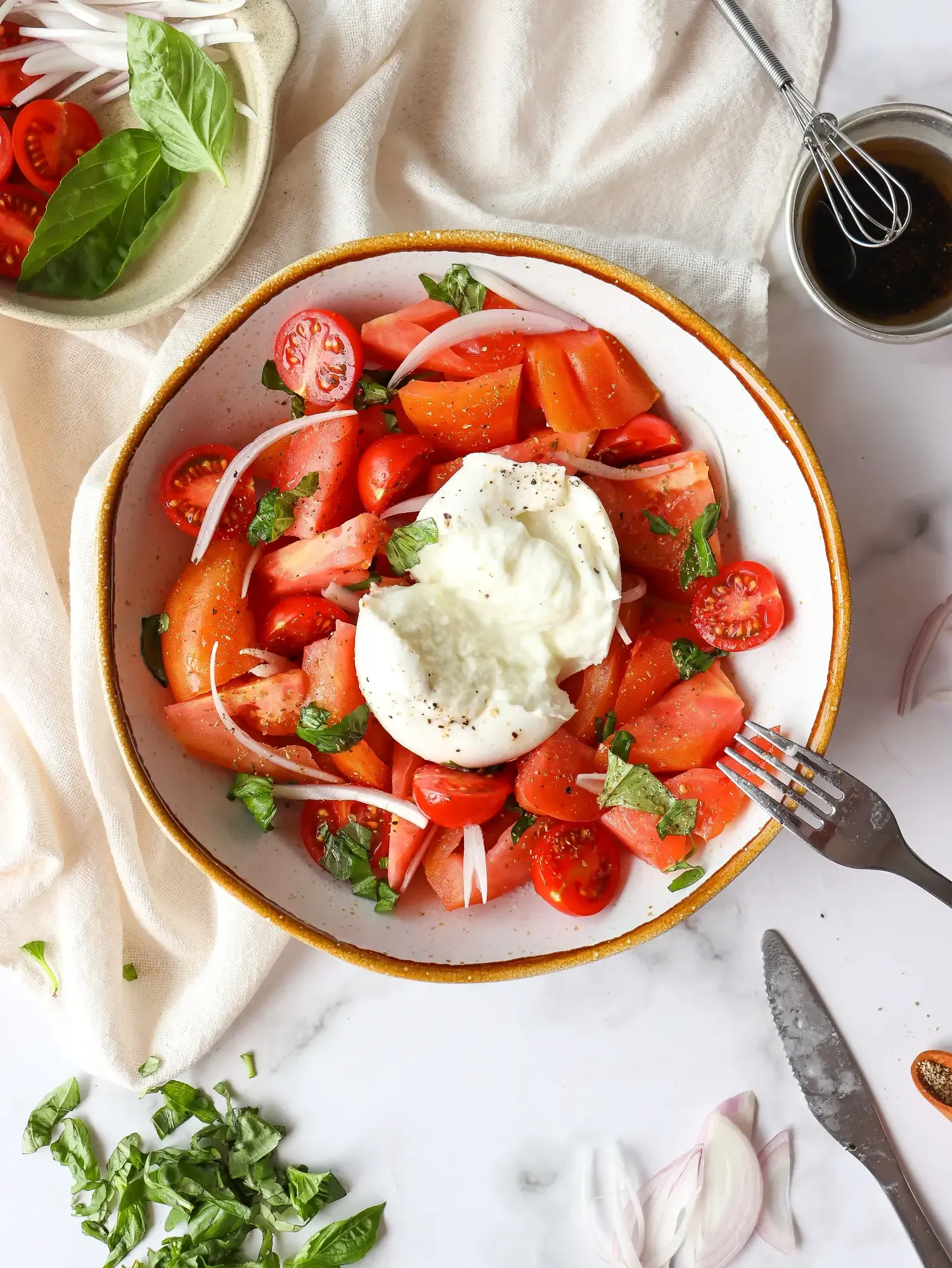 Tomatensalat mit Büffelmozzarella, Basilikum und Olivenöl