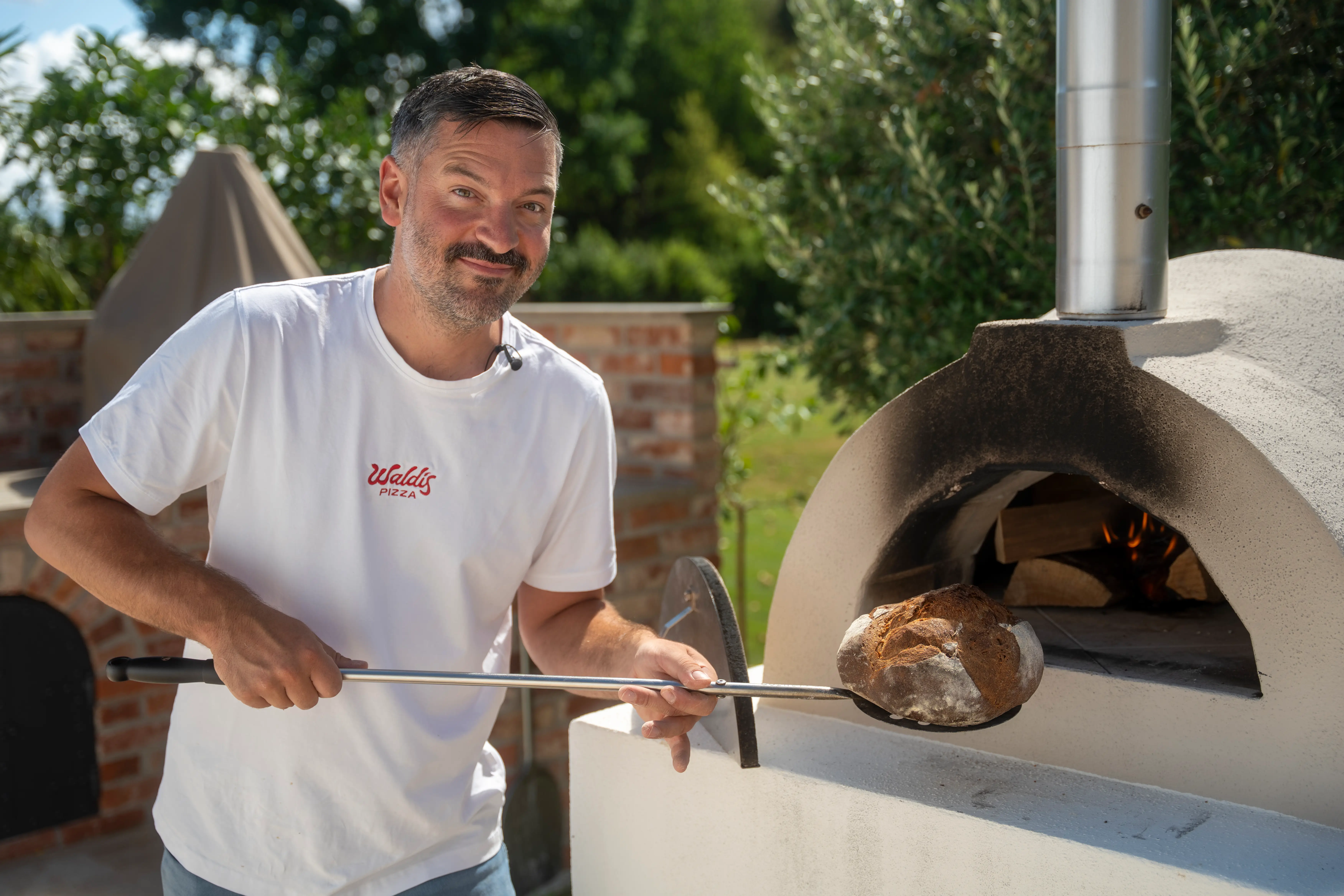 Schwäbisches Bauernbrot frisch aus dem Pizzaofen mit Kreuzschnitt