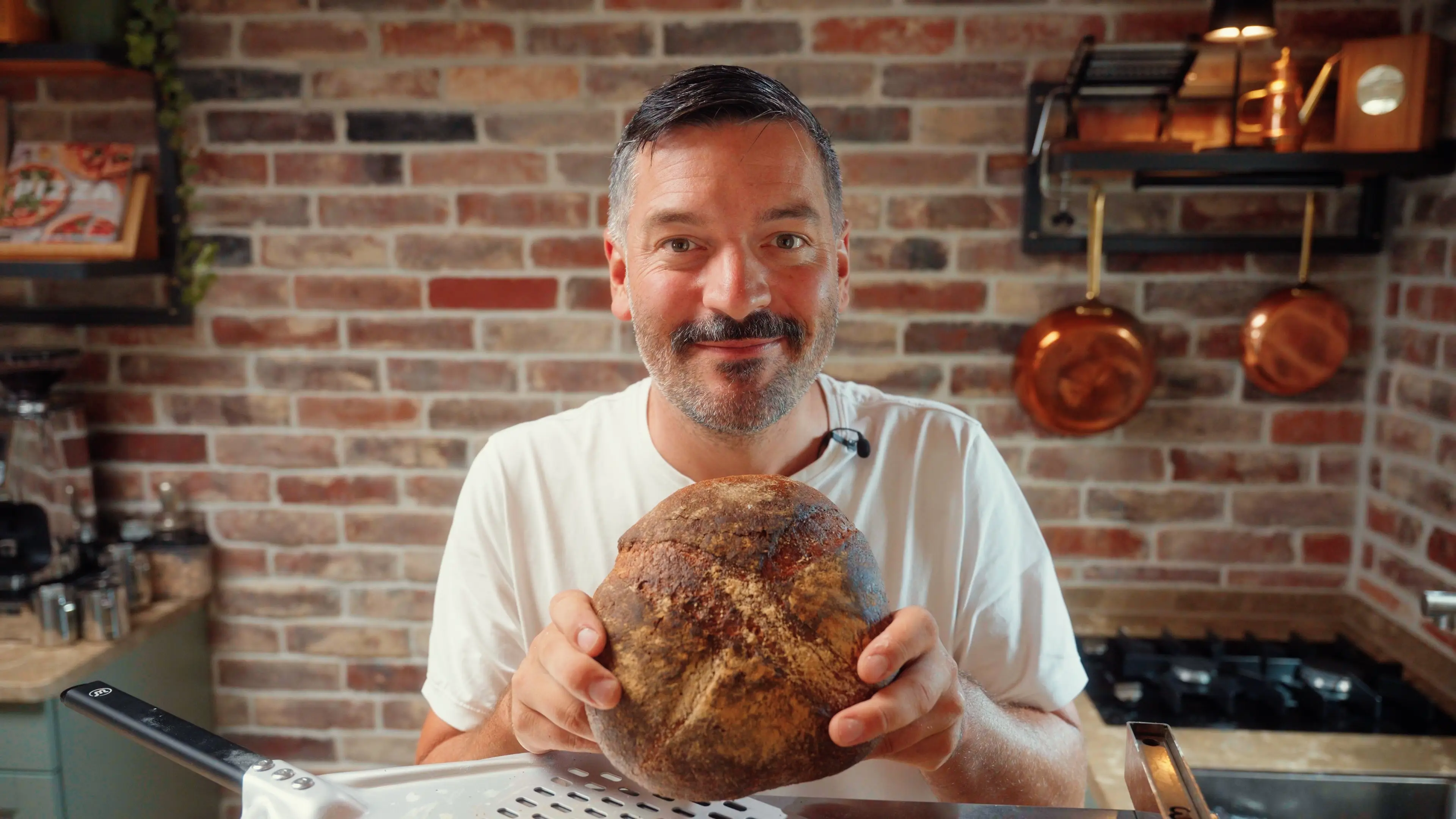 Waldi hält ein frisch gebackenes schwäbisches Bauernbrot in den Händen